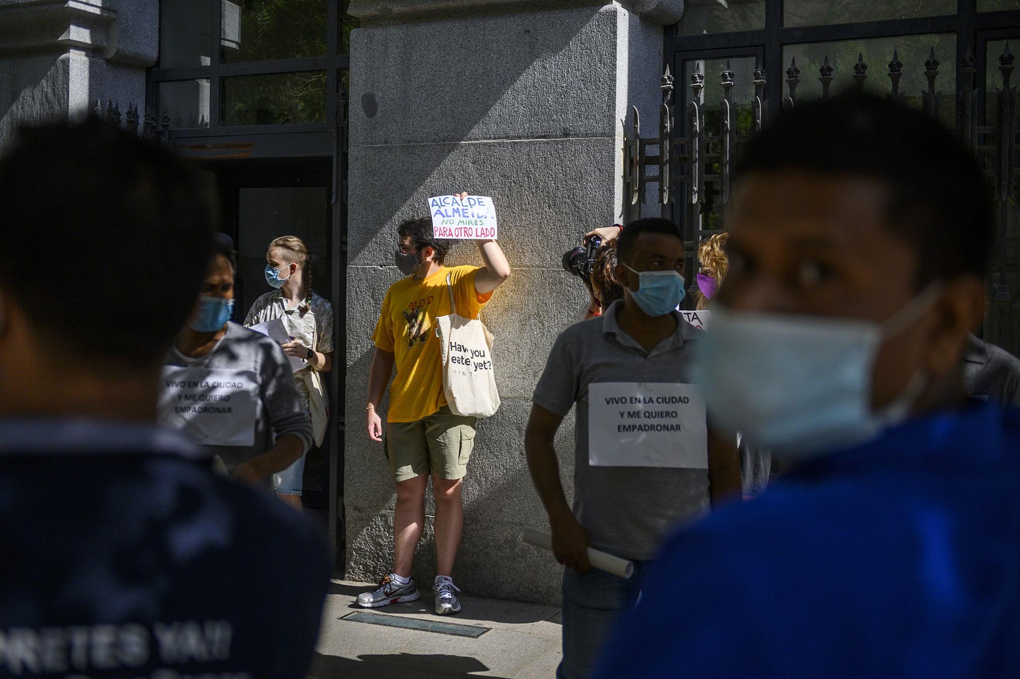 Las colas del hambre llegan a Cibeles - 7